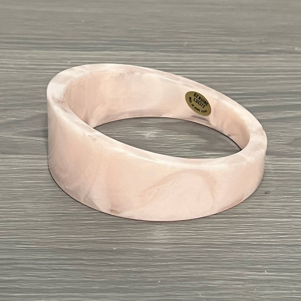 Vintage Lucite Plastic Bangle Bracelet, Pale Pink Swirls, Asymmetrical, Boho - Picture 10 of 11